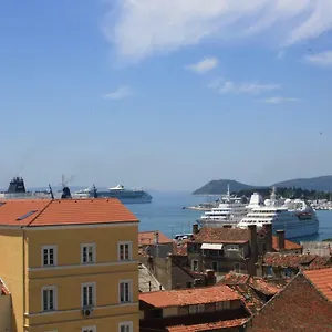  Apartment King's View